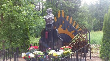 Знаем,знаем. Даже наотреставрированном памятнике на месте гибели присутствует "его" толпа.