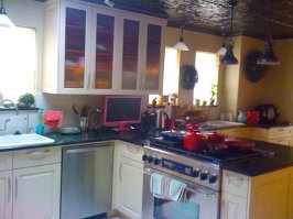 А вот моя кухня, вернее, наша, семейная. Красные кастрюли - слабость жены.