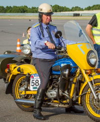 Хорошо вжился в роль. Вот такие рожи и были у гаишников в СССР.