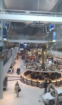 Дубай - "бассейн, дзен-сады, шумоизоляционные кабинки с кроватями - этот аэропорт является воплощением мечты." Это стопудово шутка, собственно если не vip или бизнес класс.