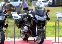 правильно. зачем менту зеркала. лучше вместо них маячки поставить.