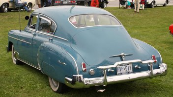 Похоже, взяли за основу Сhevrolet Fleetline Fastback 1950 и прихреначили плавники от того же Кадиллака Fleetwood 1956