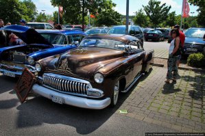 Похоже, взяли за основу Сhevrolet Fleetline Fastback 1950 и прихреначили плавники от того же Кадиллака Fleetwood 1956