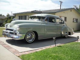 Похоже, взяли за основу Сhevrolet Fleetline Fastback 1950 и прихреначили плавники от того же Кадиллака Fleetwood 1956