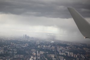 В районе метро Ленинский проспект и Академической - ливень ). Хотя в некоторых районах Москвы в этот же момент солнечно - например в районе Люберец было чистое небо.