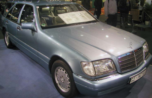 Мерин 600ый. W140 Единственный экземляр, прототип. Машина на ходу. Была построена Karosserie Bau Binz , по заказу Мерседеса. (Планировались так же модели S320, S420, S500.) Мотор V12, Мах Км/ч 250.  Ну и Бэха 7ка в нагрузку, тоже редкий экземпляр....