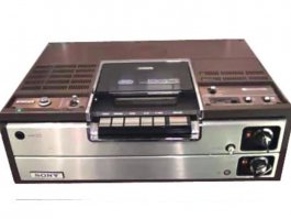 Первый видео магнитофон дома появился в 1985 году, Sony 1977года и ТВ Sony. И самый первый фильм посмотренный дома был Терминатор без перевода! С переводом намного лучше