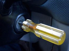 Ключ для автомобиля из игрушечной модельки
