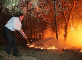 Мне одному кажется, что вице-премьер во время ликвидации последствий катастрофы должен заниматься чем-то другим чем лично машины толкать? На Украине подобный персонаж уже был, тем же занимался.