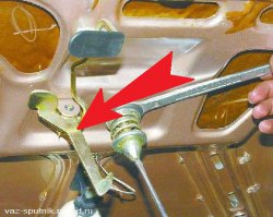 Тросик для основного замка, который во время движения может открыться ! А что бы не случались ситуации как в роликах, есть предохранительный замок, за рычаг которого нужно потянуть, что бы открыть капот. ;)