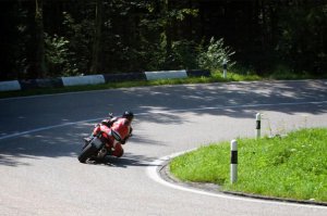 Надо смотреть на знаки, и не ускоряться после знака "1.11.1 Опасный поворот"

Вообще, конечно, меня как водителя всегда напрягает, почему в таких поворотах не делают небольшой наклон в сторону поворота, риск сноса снижается в разы. Неужели так сложно технически?