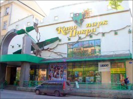 Вообще-то дом вверх  тормашками не только в Красноярске есть, но и в Москве, возле ВДНХ. А в Красноярске есть еще кинотеатр с самолетом