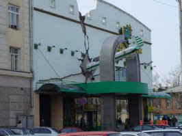 Вообще-то дом вверх  тормашками не только в Красноярске есть, но и в Москве, возле ВДНХ. А в Красноярске есть еще кинотеатр с самолетом