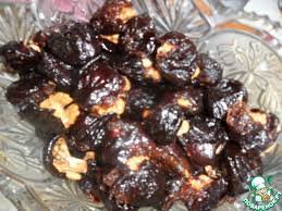 Полезннее, быстрее и вкуснее рецепт- чернослив без костей, начиненный орехом+ сахар+хороший коньяк. 300гр, 1 ст.л., 50мл. На ночь под закрытую крышку. Чернослив хорошо впитает алкоголь. При подаче на блюде посыпают тертым, горьким шоколадом. Рецепт из 80-х.