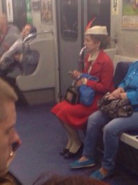 Вот эта дама в винтажном наряде мне очень понравилась.
Никакого китча, а совсем наоборот- все аккуратно и со вкусом!
И девушка с совой тоже не понятно как сюда попала...