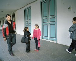 Маленькие люди. Настолько это непривычно смотрится, что кажется как-будто их уменьшили в фотошопе. Но всё равно им трудно в нашем "высоком" мире... Искренне сочувствую.