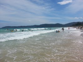 Сформировалось устойчивое мнение о заполненности китайских пляжей. На фото пожалуй самый многолюдный пляж на китайском курортном острове Хайнань в начале лета. Говорили, что зимой толкучка будет как в посте, но не в сезон курорт почти пустой. Действительно забавно, что даже взрослые китайцы заходят в море в кругах. Я всегда был единственным, кто отплывал дальше 50 м от берега. Кстати, неплохое место для спокойного отдыха с детьми. Безопасное теплое море, погода 25-30 с легкой облачностью, ураганы обычно только в августе. Дешевая, свежая и экзотическая морская и фруктовая вкуснятина. Просторная 3 комн. квартира в 5 мин ходьбы до моря 700$ в месяц. Так как Китай, то большой выбор дешевой одежды и игрушек для спиногрызов. Есть куда съездить с ними на экскурсии, правда развлечения типа тайских отсутствуют.;)