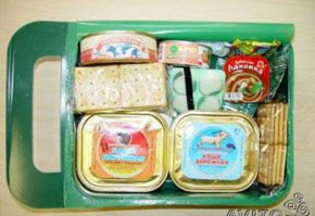 Я когда служил, у нас вот такую тушёнку выдавали.А в командировки вот такой набор.