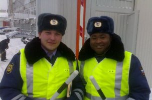 ЗАМЕТИЛИ - ВСЕ НЕГРЫ КАК НЕГРЫ, А КАК ГАИШНИК, ТАК СРАЗУ ХАРЮ ОТЪЕЛ!