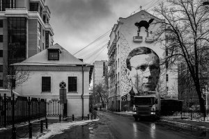 Михаил Булгаков  на Большом Афанафьевском в Москве с набросками кота, знакомому многим по роману «Мастер и Маргарита»