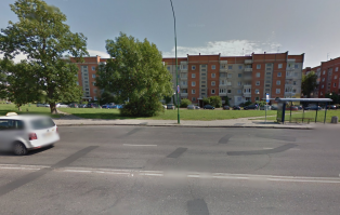 Одна с холлом. 48 квадратов.
вот такой дом