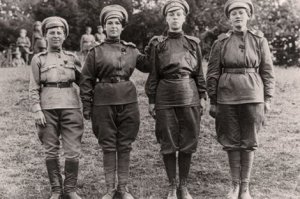 Княгиня Ольга (первая на Руси женщина-полководец)
В крещении Елена (ок. 890 — 11 июля 969 г.) правивила Древнерусским государством после гибели мужа, Великого князя Киевского Игоря Рюриковича с 945 до 962 года. Первая из русских правителей приняла христианство ещё до крещения Руси, первая русская святая, мать великого древнерусского полководца князя Святослава. Княгиня Ольга не была воительницей подобно былинным поляницам, роль женщины-полководца ей пришлось на себя взять скорее поневоле.
Поход на древлян (месть древлянам за смерть мужа)
Древляне после убийства князя Игоря прислали к его вдове Ольге сватов звать её замуж за своего князя Мала. Княгиня последовательно расправилась со старейшинами древлян, а затем привела к покорности народ древлян. Древнерусский летописец подробно излагает месть Ольги за смерть мужа:
1-я месть княгини Ольги: Сваты, 20 древлян, прибыли в ладье, которую киевляне отнесли и бросили в глубокую яму на дворе терема Ольги. Сватов-послов закопали живьем вместе с ладьёй.
«И, склонившись к яме, спросила их Ольга: Хороша ли вам честь?». Они же ответили: Горше нам Игоревой смерти». И повелела засыпать их живыми; и засыпали их.. »
2-я месть: Ольга попросила для уважения прислать к ней новых послов из лучших мужей, что и было с охотой исполнено древлянами. Посольство из знатных древлян сожгли в бане, пока те мылись, готовясь к встрече с княгиней.
3-я месть: Княгиня с небольшой дружиной приехала в земли древлян, чтобы по обычаю справить тризну на могиле мужа. Опоив во время тризны древлян, Ольга велела рубить их. Летопись сообщает о 5 тысячах перебитых древлян.
4-я месть: В 946 году Ольга возглавила войско в походе на древлян. По Новгородской Первой летописи киевская дружина победила древлян в бою. Ольга прошлась по Древлянской земле, установила дани и налоги, после чего вернулась в Киев. По ПВЛ ( Повесть временных лет ) после безуспешной осады в течение лета Ольга сожгла город с помощью птиц, к ногам которых велела привязать зажжённую паклю с серой. Часть защитников Искоростеня были перебиты, остальные покорились.
На этом её военная деятельность не ограничилась и она совершила ещё ряд походов приводя к покорности восточнославянские племена и земли.
Стоит ли удивляться воинственности и полководческим дарованиям сына Ольги Святослава?
Анастасия Слуцкая (Княгиня-амазонка)
В 2003 году на студии «Беларусьфильм» был снят фильм «Анастасия Слуцкая», посвящённый княгине Анастасии. Несмотря на художественный вымысел с уклоном в фентези, у этой картины была своя реальная историческая основа.
В XV в. владельцем города Слуцка (с 1481 г.) был Семен Михайлович Олелькович (из рода Гедеминовичей/Ольгердовичей). Его женой в начале 1490 -х годов стала княгиня Анастасия, дочка Мстиславского князя Ивана Юрьевича.
По одним данным Семён Михайлович умер от эпидемии в 1505 г., согласно другим, это произошло ранее, в 1503 году. Поскольку их сын, Юрий, был ещё мал, то управление княжеством оказалось в руках Анастасии. В это время на территорию княжества часто нападали татары. Князю Семёну не раз приходилось отражать набеги. А после его смерти отражением набегов занялась княгиня Анастасия, которая лично возглавляла войска. И ей в период 1505—1508 годов удалось защитить Слуцк, хотя территория княжества подверглась сильному разорению.
Молодая вдова княгиня не раз привлекала внимание своих современников. Наиболее известным из поклонников Анастасии был крупный литовский магнат — князь Михаил Львович Глинский (дядя Елены Глинской, матери Ивана IV Грозного). Согласно польскому историку конца XVI века Мацею Стрыйковскому, между Анастасией и Михаилом был роман, однако когда Михаил в 1508 году посватался к княгини, Анастасия отказалась выйти за него замуж. Для того, чтобы завоевать руку Анастасии, Михаил дважды пытался взять Слуцк, но неудачно. Вскоре Михаил Глинский с братьями перешёл на службу к великому князю московскому Василию III. Впрочем, из послания Михаила Глинского Василию III известно, что Слуцк во время мятежа осаждал не Михаил, а его родственник Андрей.
О последних годах жизни Анастасии ничего неизвестно. Она умерла в 55-летнем возрасте (около 1526 года).

Примечание:
Князь Фёдор Иванович Мстиславский (XVI век — 1622 год) — один из предводителей "Семибоярщины", был последним из рода Мстиславских. Анастасии Слуцкой (по сестре Ульяне) он приходился внучатым племянником в третьем колене. 
Алёна Арзамасская (женщина-воительница и полководец)
казачка, монахиня из крестьян, возглавившая крупный отряд беглых и крепостных людей Арзамасского уезда во время крестьянской войны 1670—1671 гг. под предводительством Степана Разина.
Родилась в казачьем селе Выездная Слобода под Арзамасом. Известно, что ещё в молодости её насильно выдали замуж за пожилого крестьянина, но тот прожил недолго и вскоре она стала вдовой. От нужды она постриглась в монахини в женском Николаевском монастыре под Арзамасом. Здесь она обучилась грамоте, узнала народное врачевание.

В 1669 году, когда началось крестьянское восстание Степана Разина, Алёна покинула монастырь и присоединилась к восставшим. Ей удалось собрать отряд из 300—400 человек и с ним она направилась к городу Темникову, расположенному на территории современной Мордовии. В 1670 году её отряд объединился с отрядом Фёдора Сидорова, разбил отряд воеводы Арзамаса Леонтия Шайсукова. После этого повела отряды численностью до 700 человек от Арзамаса к Шацку, затем повернула и взяла Темников. Алёна более двух месяцев управляла городом и войском. В отряде насчитывалось более 2000 повстанцев. 
наменитую Жанну д’Арк, которая считается национальной героиней Франции и причислена к лику святых.

Знаменитые женщины военачальники

Военные победы Жанны начались в начале мая 1429 года при взятии бастиона Сен Лу. Тогда английские войска, после прекращения длительных междоусобиц в стране, вступили на территорию Франции и одерживали победы одну за другой. Когда король Карл VI назначил Жанну военачальницей, армия под ее командованием словно ураган прошла по захваченным территориям, сгоняя англичан с уже насиженных мест.

23 мая 1430 года она попадает в плен к бургундцам в результате предательства, которые затем продают ее англичанам. Не менее предательский суд признает Жанну д’Арк виновной в ереси и сообщничестве с дьяволом, за что она и была сожжена заживо в Руане 30 мая 1931 года. 
Дахия аль-Кахина
Правитель княжества Орес, находившегося на юго-востоке Алжира, не отличался добрым нравом, о его жестокости знал и стар, и млад. Однажды влюбился он в красавицу из одного селения. Звали её Дахияаль-Кахина бинт-Табита. Ей он, однако, не пришёлся по нраву, и девушка отказала правителю. В гневе он стал угнетать жителей села Кахины, и те, доведённые до отчаяния, упросили девушку уступить князю и спасти деревню. Гордая Дахия уступила мольбам односельчан, но первая брачная ночь стала для князя последней, а Кахина заняла его место. А не надо заставлять женщину делать, то чего она не хочет!

Власть женщины: воительницы древности

Однако вскоре на территорию 9-ти Берберских и иудейских княжеств вторглись арабские завоеватели. В первых же столкновениях берберы потеряли своего главу – князя Косейла и Кахина возглавила берберские войска.

Женщина во главе войска берберского государства – она оказалась смелым воином и хорошим тактиком. Смелые засады, летучие отряды, ловушки и удары по арабской армии с тыла позволили победить её войску 40-тысячную армию противника под командованием лучшего арабского полководца Хасана ибн Нумана. Армия Кахины освободила захваченные земли, включая Карфаген, ставший столицей Африканского царства.

Везде встречали Кахину как освободительницу. Она не только смогла отвоевать захваченные территории, но и смогла стабилизировать государство. И тогда Хасан пошёл на хитрость, предложив Кахине мир и союз против Вестготского королевства в Испании. По замыслу Хасана Береберы должны были просто пропустить через свою территорию арабские отряды. Вскоре стало ясно, что они не просто идут по землям берберов, а захватывают их. Кахина всё ещё могла переломить ход истории в свою пользу, если бы не предательство…. Халид ибн Йезид аль-Кайси, которому царица безгранично доверяла, сначала передавал сведения о намерениях берберского войска Хасану, а затем возглавил одни из арабских отрядов в последней битве…

Дахия аль-Кахина знала, что этого боя ей не выиграть, что время упущено, но встала с мечом в руках во главе своих воинов и погибла в бою. Голову царицы Африканского царства аль-Кахины отослали халифу Абд-эль-Малику.

Храбрость, свободолюбие и отвага женщины – насколько они велики?

Царица Томирис
Царица сакская Томирис (570-520 г.г. до нашей эры) – легенда Востока, символ свободолюбия и жестокости, почитаемый многими степными народами. Историю её войны с персидским царём Киром описал Геродот. Своё наступление на Великую степь «царь царей» и «властитель Азии» Кир начал с предложения царице Томирис… стать его женой и объединить их государства без боя. Царица отказалась…

Первый бой сакские воины во главе с сыном царицы Спаргаписом выиграли. Но праздновать победу было ещё рано. Персы хорошо знали обычаи народа, на который напали, и им был известен обычай праздновать каждую победу. Персы покинули свой лагерь, оставив там крепкое вино, не ведомое саксам, а затем внезапно напали на опьянённое войско. Треть войска саксов была захвачена персами, среди пленных оказался и сын царицы Томирис, покончивший с собой в плену.

Власть женщины: воительницы древности

Томирис вызвала Кира на второй бой. В последней битве сражались не только воины, бились женщины и девушки во главе с царицей. Победой саксов завершилась та битва, ни один из персов не ушёл живым, пал и Кир. Столь мужественные атаки храбрых воительниц оказались полной неожиданностью для врага! Голову Киру отсекла сама Томирис, погрузив её в бурдюк с кровью со словами сдержанной ею клятвы – утолить его жажду человеческой крови.

Сила женщины-воина в её ненависти к войне. О прекрасной и отважной Томирис сложено немало народных сказаний, о ней написаны книги, ей посвящён балет.

Хуа Мулань
Цветок магнолии – так переводится имя легендарной китайской героини, легенды о которой превратились в поэму. Был или это достоверный образ или нет, кто знает? Если верить древнекитайской поэме, то жила-была девушка по фамилии Хуа. Когда это было, точно не известно – то ли во времена династии Суй, то ли ещё раньше при династии Северная Вэй.

Власть женщины: воительницы древности

Отец её был солдатом и учил дочь всему, что знал. Девочка вышивала, как и её подруги, но при этом умела фехтовать, ездить верхом и… читала о военной стратегии! И когда император стал собирать армию, чтобы отразить набеги кочевых племен, Мулан решила воевать вместо отца. Переодеться мужчиной? Но это нарушает все правила благочестия! Однако родители благословили дочь, ведь в тяжёлые для страны времена, долг родине выше благочестия….

12 долгих лет длилась служба Хуа Мулань, 12 лет не снимая мужской одежды даже ночью, чтобы не быть разоблачённой. Многих наград была удостоена отважная девушка, лишь от высокой должности, предложенной императором, она отказалась, попросив лишь для себя хорошего коня, чтобы скорее вернуться к родным И лишь под родным кровом она вновь одела женскую одежду, несказанно удивив всех таким превращением. Что было дальше? Никто не знает, ведь поэма на этом обрывается….

Наверное, многие видели мультфильм о Мулан, а ведь это было…. Что заставляет девушек брать оружие в руки? Любовь – к семье, родине и долг чести.