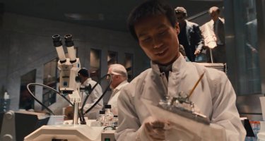 А что же актеры из оригинального фильма 1993 года? Неужели все они напрочь отказались участвовать в долгожданном продолжении? доктор Генри Ву(Б.Д. Вонг)засветился и в парке и в мире.