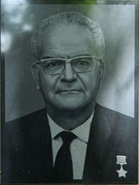 А её зарплата депутатская сейчас начисляется? И будет ли начисляться в течение всего срока? Занятно будет сопоставить продолжительность срока и реальные плюсы за эту отсидку.
Эдмон Дантес, отсидевши девятнадцать лет, откопал пиратский клад на острове, и стал миллионером.
Рамон Меркадер, отсидевши свою двадцатку за убийство Троцкого в Мексике, звание героя Советского Союза, полученное в шестидесятые от Хрущева, воспринял уже как нечто ненужное. Почти обидное. Потому, что с сорокового года о нём так прочно забыли, что забыли совсем.
Нельсон Мандела - один из чемпионов – 28 лет заключения - наверное единственный многолетний узник, сполна получивший удовлетворение (хотя кто знает?) ставши президентом ЮАР - страны, в которой отсидел.
Савченко - посмотрим...