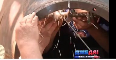 Трое украинских патриотов голыми руками держат привариваемую деталь- ну просто АТАС!;)