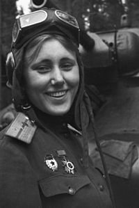 А вот и гвардии капитан Самусенко. 3 марта 1945 года скончается от ран.  
Кстати и о "зверствах" особистов, которых хлебом не корми - дай только посадить кого-нибудь, припаять связь с иностранцем, это тоже говорит.