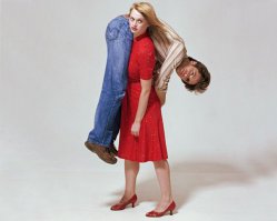 .......затолкала кляп ему в рот и ОТНЕСЛА заложника.....