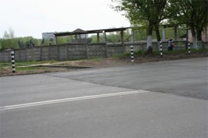 в Кирове в 2009 к приезду Медведева за асфальтировали ж/д переезд и пол сотни канализационных люков на пути следования кортежа Медведева.