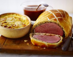 ... "Запеченное мясо в тесте" ...
По мне, уж лучше оригинальный рецепт бифа "Веллингтон".