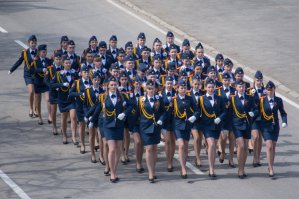 Не в ногу идут, лучше надо тренировать! 
хотя ножки ни чё так...