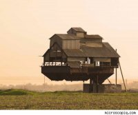 У нас почти в каждом колхозе при союзе такие дома были на зернохранилищах. Сейчас не вспомню как называлось, что-то типа зерноочистителя.