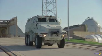 Пиндостан готовится к ответным действиям России на санкции.Будут пиндосы ракеты с батута или из рогатки запускать. -----Бронетранспортёры MRAP для NASA
 Такой вопрос можно было бы отправить знатокам в программу "Что? Где? Когда?", и не факт, что они бы ответили. Попробуйте ответить вы: для чего NASA закупила колесные бронемашины MRAP с противоминной защитой? 
 На самом деле NASA перестраховывается по поводу запуска в 2017 году программы коммерческих полетов в космос. В непосредственной близости от пусковой площадки будут стоять такие бронетранспортеры, которые в случае возникновения нештатной ситуация с катастрофическими последствиями смогут быстро эвакуировать экипаж космического корабля и какой-то обслуживающий персонал. И если MRAP успешно вывозит солдат в горячих точках из-под обстрела, то и на космодроме с этой задачей сможет справиться, даже если всё вокруг будет пылать адским пламенем.