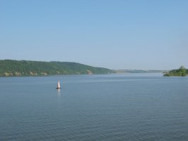 Слияния рек Кама (зеленоватая) и Белая (голубого цвета) в г. Агидель, Башкирия. и Слияния рек Чебдар (голубой) и Башкаус (зеленоатый) близ горы Каишкак, Алтай. Одно место, разный ракурс, и это точно не слияние рек Белой и Камы... Автор надо больше на местоности находиться, что такую ересь не пороть... Вот как Кама вподает в Белую: