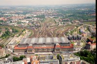 Самый большой вокзал в Европе находится в Лейпциге.
А по мнению Википедии "Центральный железнодорожный вокзал Лейпцига считается крупнейшим железнодорожным вокзалом в мире, считая по площади помещений."