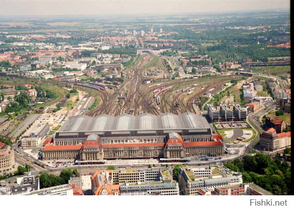 Самый большой вокзал в Европе находится в Лейпциге.
А по мнению Википедии "Центральный железнодорожный вокзал Лейпцига считается крупнейшим железнодорожным вокзалом в мире, считая по площади помещений."
