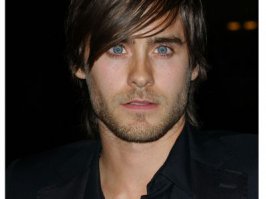 А прически и образы этого чувака, даже не берусь обсуждать :)