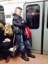 И чего в чуваке не так? 
Я тоже похож на него...