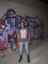 И чего в чуваке не так? 
Я тоже похож на него...