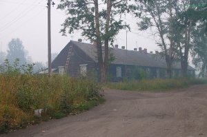 Макос слишком уж приукрасил Северную гриву, на деле всё куда мрачнее - полное отсутствие асфальта, многосемейные бревенчатые бараки. И всё это находится посередине гигантского болота, наполовину разработанного в лучшие времена жизни этого посёлка.
А этот кадр сделан в 2010 году, в самую горячую пору.