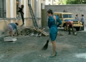 Понятно дело сейчас то на субботник в вечерних платьях  и на каблуках воходят, верней выводят.