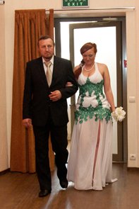 Аж ностальгическую слезу пробило! Я желаю всем девочкам таких пап!!!
Я помню, как на свадьбе, перед тем, как выводить меня к жениху, мы стояли за дверями зала и я говорила: "Пап! Мы ж можем сбежать!!! )))" На что папа преувеличенно сокрушенно отвечал: "Поздно... Догонят..."