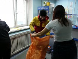 Тут многие за DHL говорят ниже. А вы в курсе, что DHL пользуется услугами Почты Росси?
Единственно, кто полностью независим (и то не уверен на 100%) - это FedEx ))))

Кроме того, у меня в отделении тоже пока все по старому, ремонта не было с 50х-60х, из 4-5 окон работает одно и то с перебоями. Но рыба гниет с головы, с головы же и начаты реформы, и я надеюсь работа ПР улучшится. По крайней мере 2 крайних посылки я получил оперативно. Мотошлем из Чикаго - 8 дней, крем специфический для жены из Англии (город забыл) - 12 дней. По сравнению с 12м годом, когда я 3 месяца ilfk посылку из Поднебесной, оч круто.