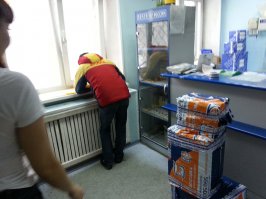 Тут многие за DHL говорят ниже. А вы в курсе, что DHL пользуется услугами Почты Росси?
Единственно, кто полностью независим (и то не уверен на 100%) - это FedEx ))))

Кроме того, у меня в отделении тоже пока все по старому, ремонта не было с 50х-60х, из 4-5 окон работает одно и то с перебоями. Но рыба гниет с головы, с головы же и начаты реформы, и я надеюсь работа ПР улучшится. По крайней мере 2 крайних посылки я получил оперативно. Мотошлем из Чикаго - 8 дней, крем специфический для жены из Англии (город забыл) - 12 дней. По сравнению с 12м годом, когда я 3 месяца ilfk посылку из Поднебесной, оч круто.