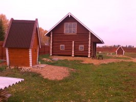 парень молодец , я тоже  застройщик с ограниченным бюджетом понимаю как это тяжело .
вот моя  банька  6x6 рубили с отцом прошлым летом ,сейчас отделываем
на втором этаже будет комната, чтоб пожить пока дом будем строить. 

фотки участок, банька, колодец, туалет 
Фото не очень качественное другого не нашел .