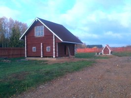 парень молодец , я тоже  застройщик с ограниченным бюджетом понимаю как это тяжело .
вот моя  банька  6x6 рубили с отцом прошлым летом ,сейчас отделываем
на втором этаже будет комната, чтоб пожить пока дом будем строить. 

фотки участок, банька, колодец, туалет 
Фото не очень качественное другого не нашел .