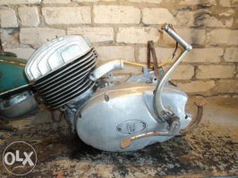 Дело в том, что у меня был Юпритер 3 с баком и бордочками от 5.
Крышка двигателя на 3 без круга отформованного под корзину сцепления и с более круглыми цилиндрами.